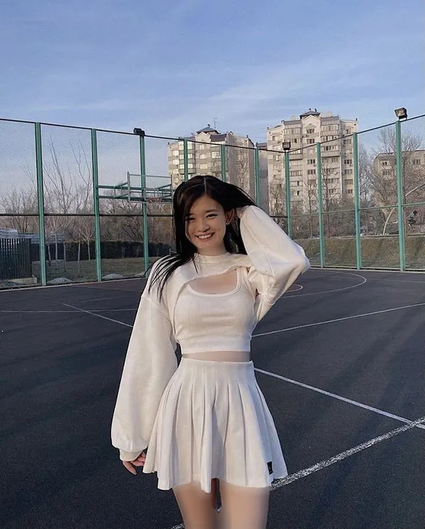 Style idea with a white skirt 1