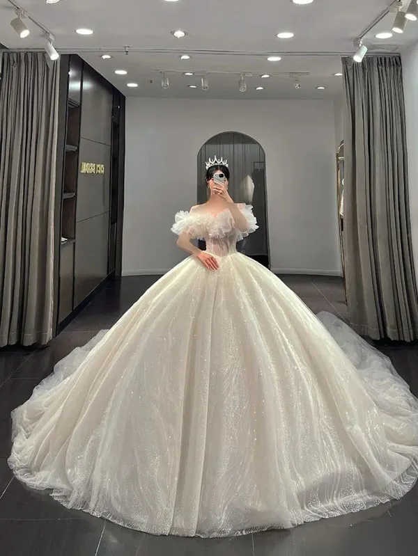 لباس عروس اروپایی جدید 2025 | از تور تا برشهای تمیز، لطیف و بینهایت شیک! 20 New European wedding dress 18