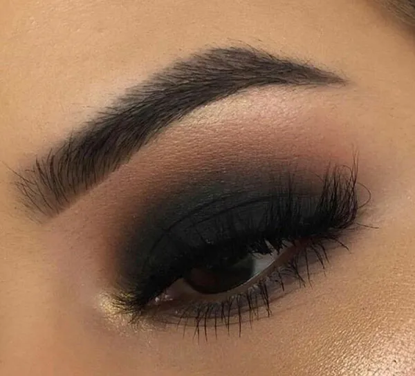 37 مدل آرایش چشم مشکی دخترانه؛ از مدل ملایم تا اسموکی لاکچری! 30 Black eye makeup for girls 29