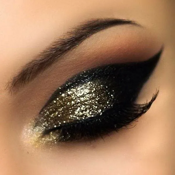 Dark eyeshadow 1