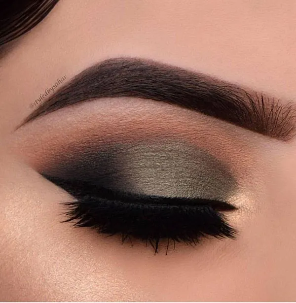 Dark eyeshadow 16