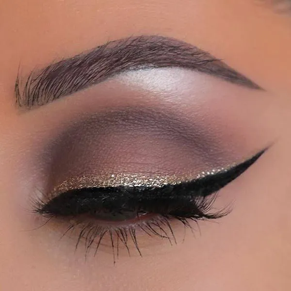 Dark eyeshadow 17