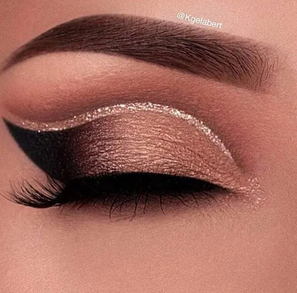 Dark eyeshadow 19