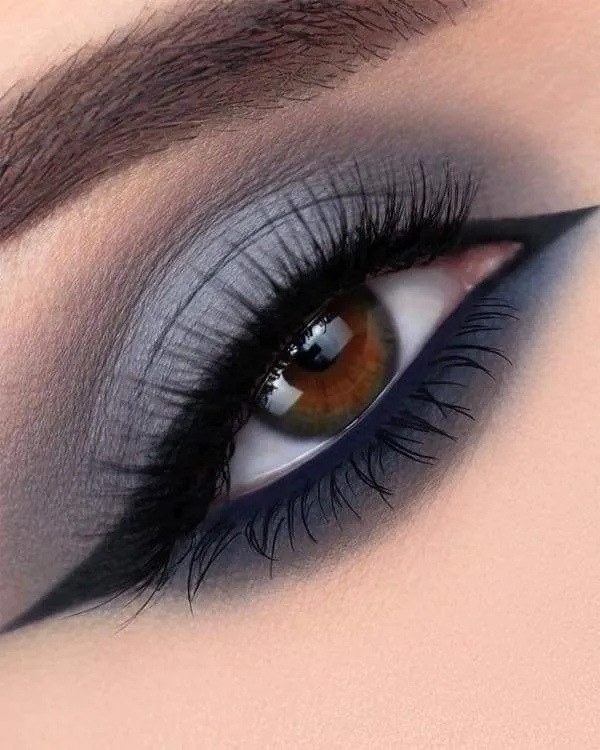 Dark eyeshadow 24