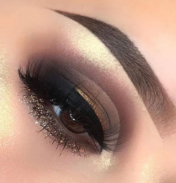Dark eyeshadow 26