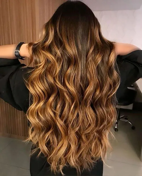 هایلایت مو عسلی دخترانه | ظاهری گرم، شیک و دخترونه برای 1404! 17 Honey hair highlights 13