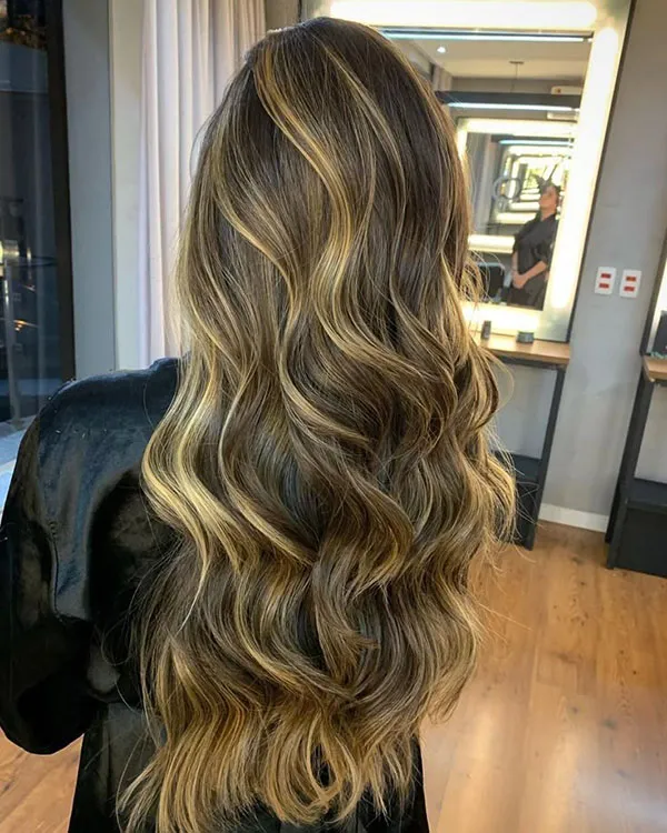 هایلایت مو عسلی دخترانه | ظاهری گرم، شیک و دخترونه برای 1404! 22 Honey hair highlights 16