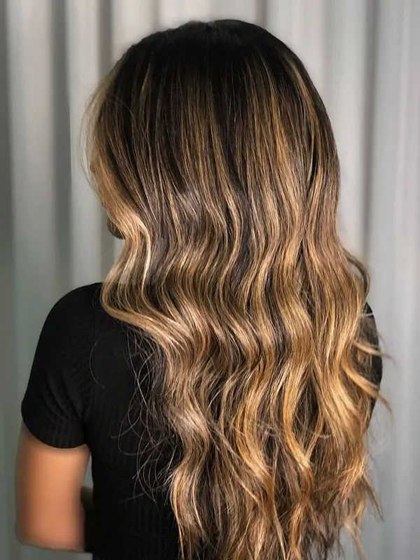 هایلایت مو عسلی دخترانه | ظاهری گرم، شیک و دخترونه برای 1404! 21 Honey hair highlights 17