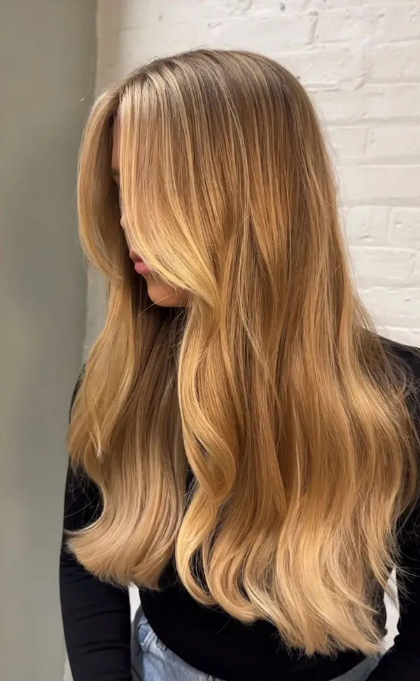 هایلایت مو عسلی دخترانه | ظاهری گرم، شیک و دخترونه برای 1404! 24 Honey hair highlights 18