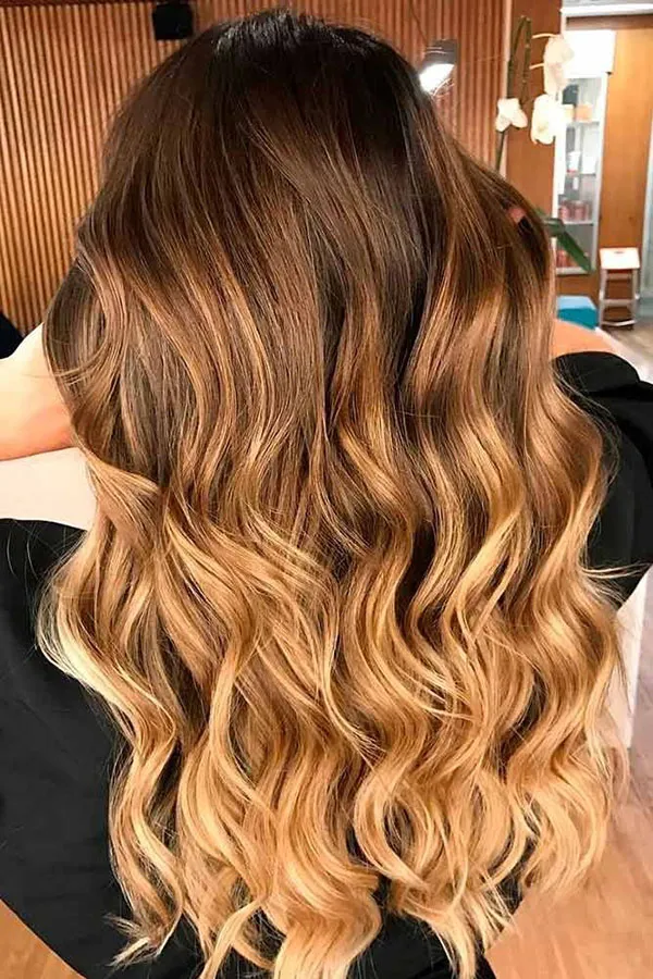 هایلایت مو عسلی دخترانه | ظاهری گرم، شیک و دخترونه برای 1404! 23 Honey hair highlights 19
