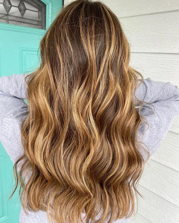 هایلایت مو عسلی دخترانه | ظاهری گرم، شیک و دخترونه برای 1404! 28 Honey hair highlights 21