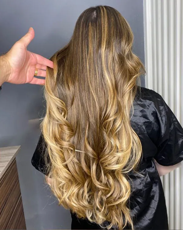 هایلایت مو عسلی دخترانه | ظاهری گرم، شیک و دخترونه برای 1404! 30 Honey hair highlights 24