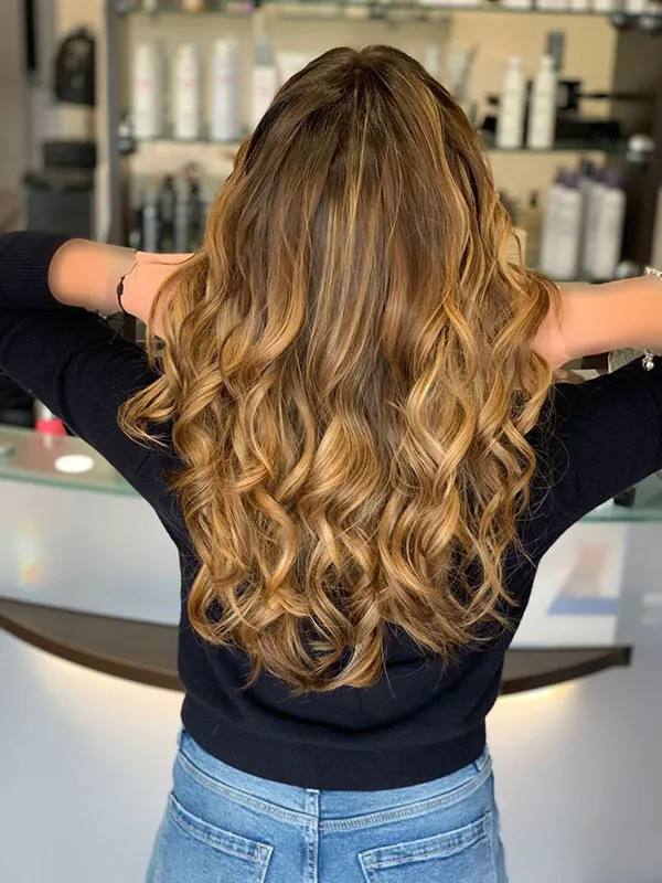 هایلایت مو عسلی دخترانه | ظاهری گرم، شیک و دخترونه برای 1404! 34 Honey hair highlights 25