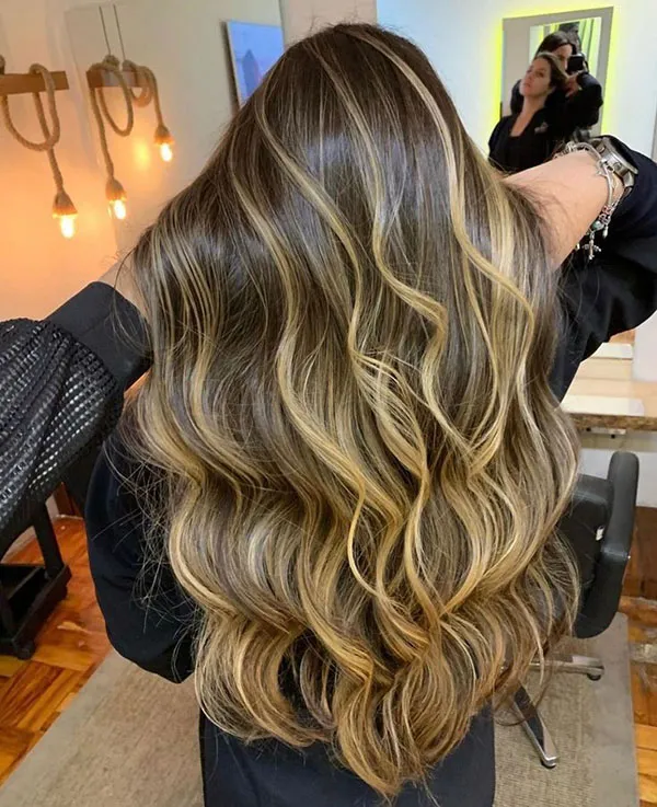هایلایت مو عسلی دخترانه | ظاهری گرم، شیک و دخترونه برای 1404! 36 Honey hair highlights 27