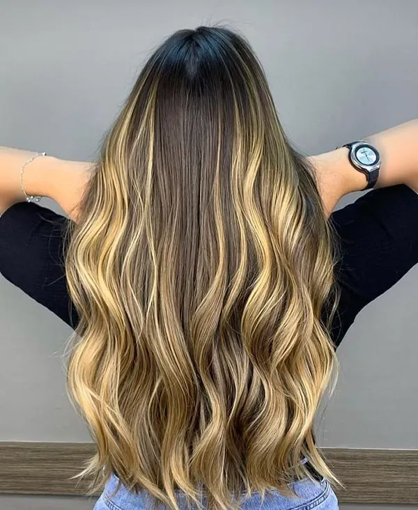 هایلایت مو عسلی دخترانه | ظاهری گرم، شیک و دخترونه برای 1404! 11 Honey hair highlights 29