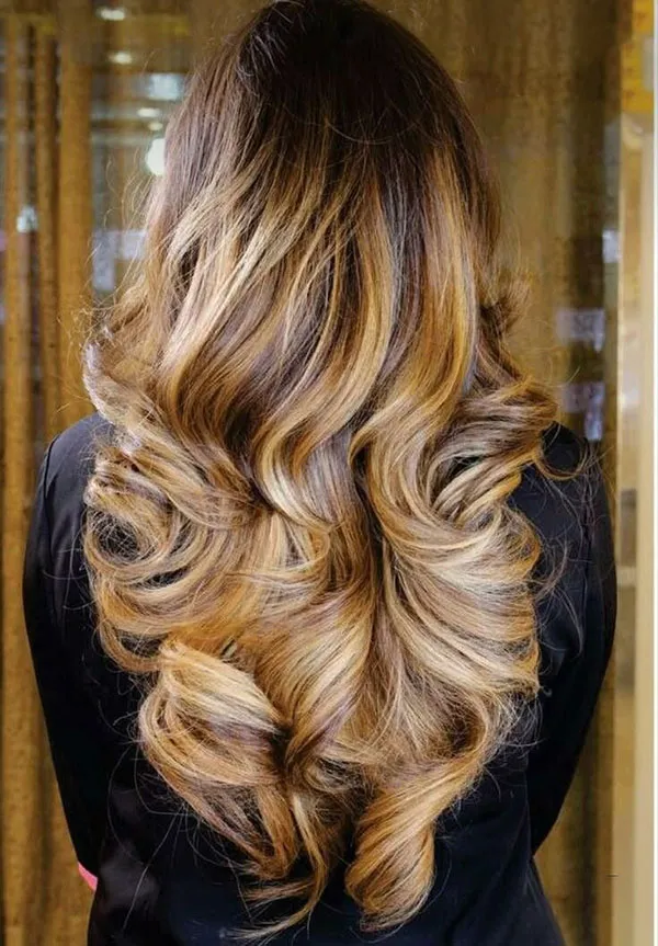 هایلایت مو عسلی دخترانه | ظاهری گرم، شیک و دخترونه برای 1404! 4 Honey hair highlights 3