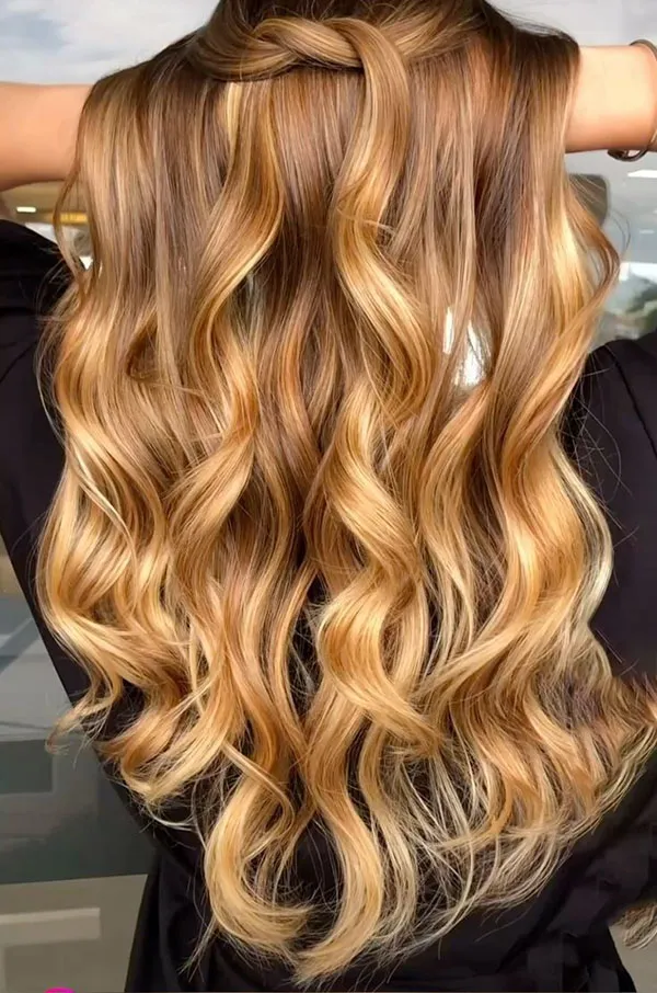 هایلایت مو عسلی دخترانه | ظاهری گرم، شیک و دخترونه برای 1404! 9 Honey hair highlights 6