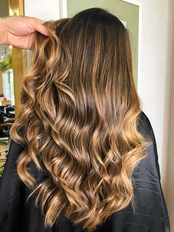 هایلایت مو عسلی دخترانه | ظاهری گرم، شیک و دخترونه برای 1404! 13 Honey hair highlights 7