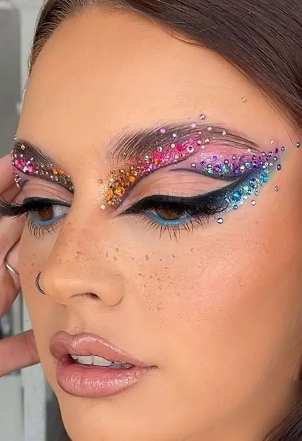 مدل آرایش چشم جدید و شیک دخترانه | ترندهای جذاب 2025 از مینیمال تا فانتزی! 4 New eye makeup 1 1