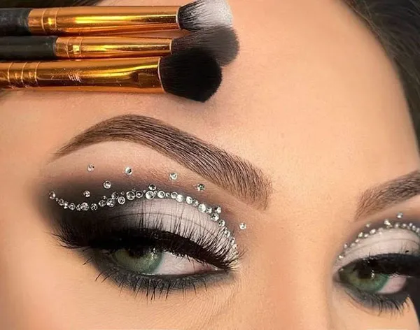 مدل آرایش چشم جدید و شیک دخترانه | ترندهای جذاب 2025 از مینیمال تا فانتزی! 14 New eye makeup 10 1