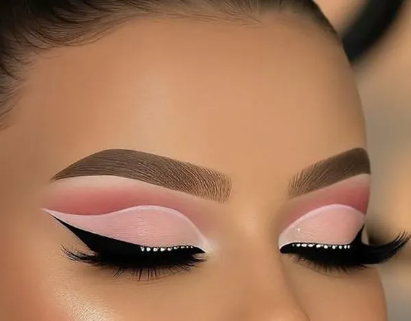 مدل آرایش چشم جدید و شیک دخترانه | ترندهای جذاب 2025 از مینیمال تا فانتزی! 15 New eye makeup 12 1