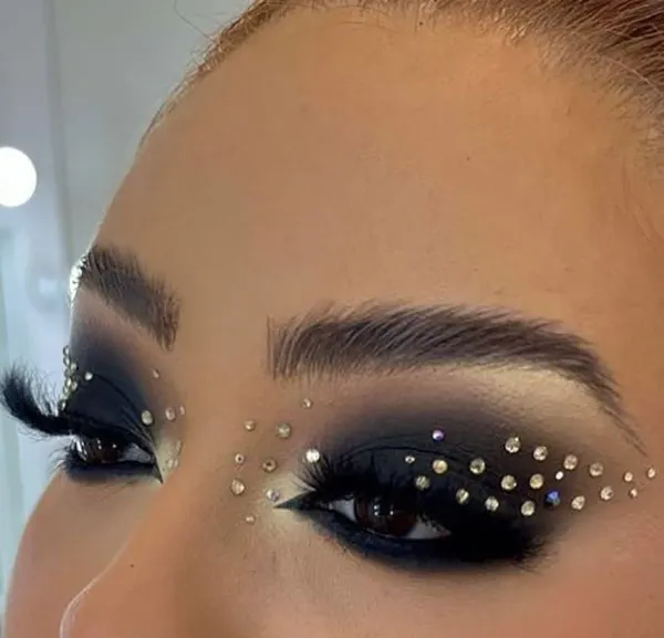 مدل آرایش چشم جدید و شیک دخترانه | ترندهای جذاب 2025 از مینیمال تا فانتزی! 25 New eye makeup 22 1