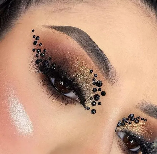 مدل آرایش چشم جدید و شیک دخترانه | ترندهای جذاب 2025 از مینیمال تا فانتزی! 10 New eye makeup 8 1