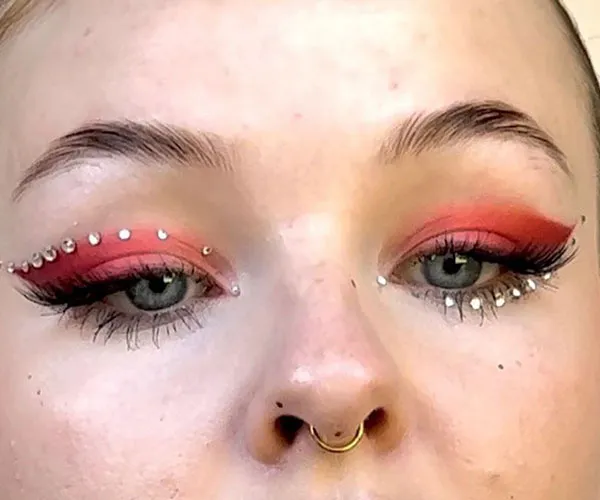 مدل سایه چشم قرمز دخترونه؛ جسورانه ترین ترند میکاپ 2025! 13 Red eye shadow 11