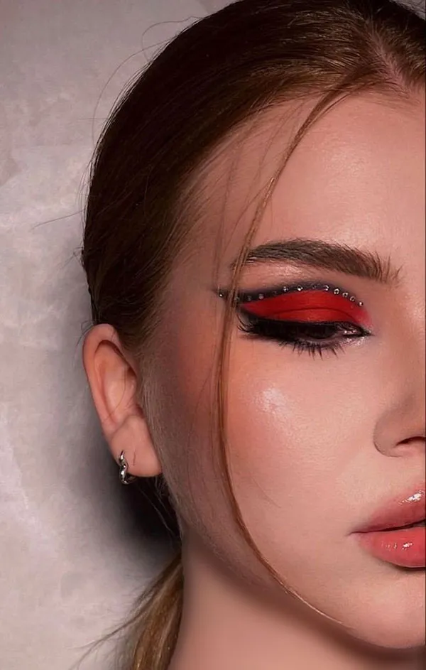 مدل سایه چشم قرمز دخترونه؛ جسورانه ترین ترند میکاپ 2025! 26 Red eye shadow 23