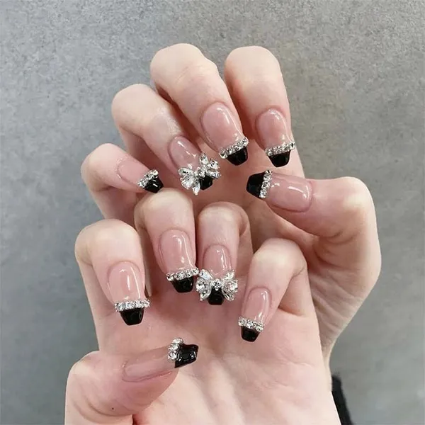 مدل ناخن گلدونی کوتاه دخترانه جدید 2025 | ساده، خاص و همیشه ترند! 5 Short flower nail design for girls 1