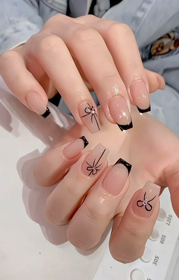 مدل ناخن گلدونی کوتاه دخترانه جدید 2025 | ساده، خاص و همیشه ترند! 15 Short flower nail design for girls 12