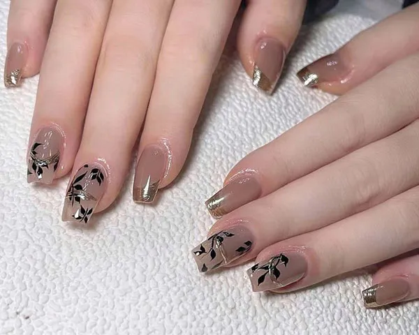 مدل ناخن گلدونی کوتاه دخترانه جدید 2025 | ساده، خاص و همیشه ترند! 25 Short flower nail design for girls 21