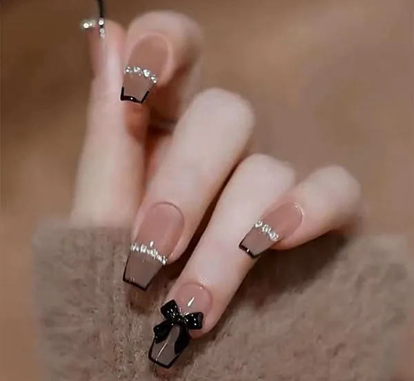 مدل ناخن گلدونی کوتاه دخترانه جدید 2025 | ساده، خاص و همیشه ترند! 34 Short flower nail design for girls 25