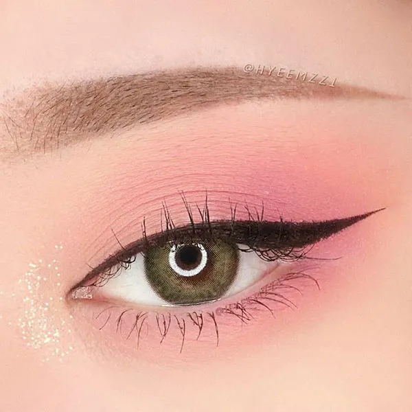 Soft pink eyeshadow 32