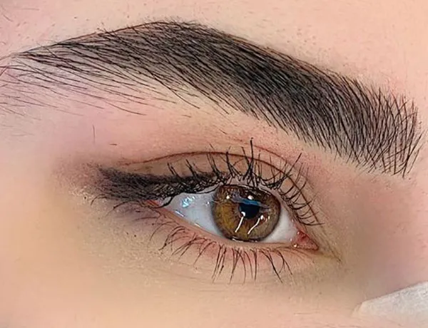 Straight and elongated eyebrow model 21
