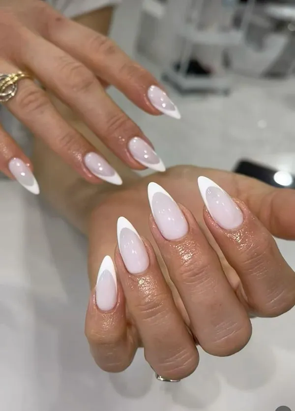 35 مدل ناخن فرنچ شیک سفید دخترونه؛ سادگی که همیشه لاکچری دیده میشه ! 17 Stylish white French nails 13