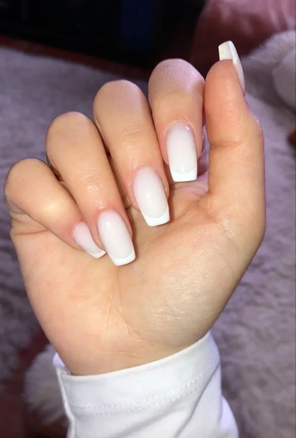 35 مدل ناخن فرنچ شیک سفید دخترونه؛ سادگی که همیشه لاکچری دیده میشه ! 18 Stylish white French nails 14