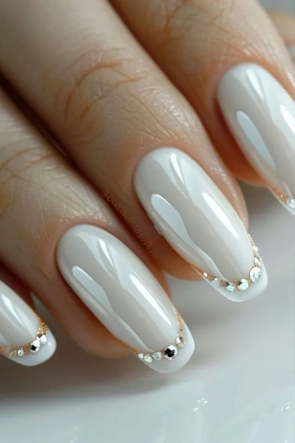 35 مدل ناخن فرنچ شیک سفید دخترونه؛ سادگی که همیشه لاکچری دیده میشه ! 21 Stylish white French nails 15