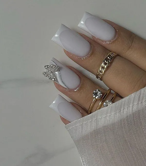 35 مدل ناخن فرنچ شیک سفید دخترونه؛ سادگی که همیشه لاکچری دیده میشه ! 20 Stylish white French nails 16