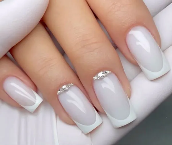 35 مدل ناخن فرنچ شیک سفید دخترونه؛ سادگی که همیشه لاکچری دیده میشه ! 22 Stylish white French nails 17