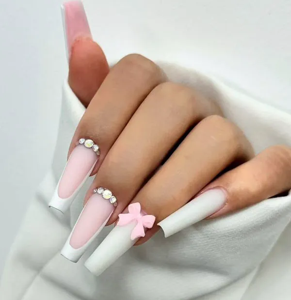 35 مدل ناخن فرنچ شیک سفید دخترونه؛ سادگی که همیشه لاکچری دیده میشه ! 25 Stylish white French nails 19