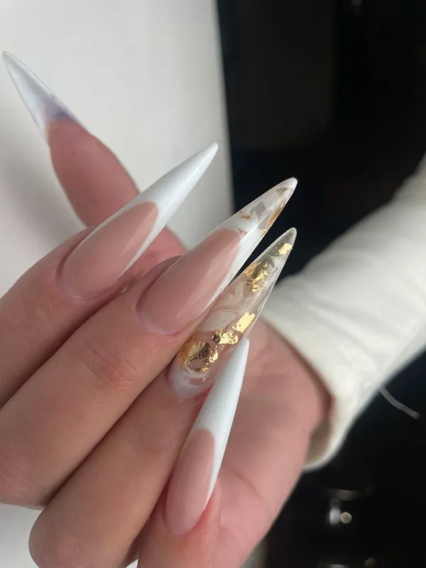 35 مدل ناخن فرنچ شیک سفید دخترونه؛ سادگی که همیشه لاکچری دیده میشه ! 5 Stylish white French nails 2