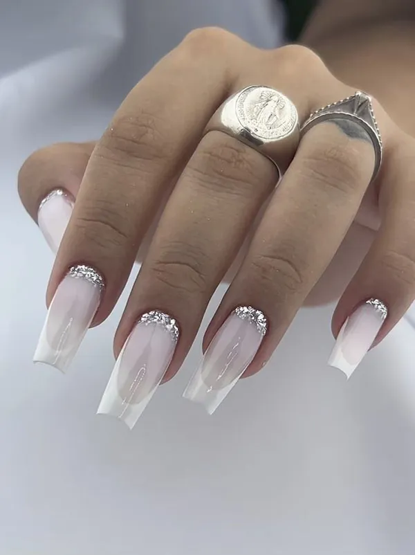 35 مدل ناخن فرنچ شیک سفید دخترونه؛ سادگی که همیشه لاکچری دیده میشه ! 29 Stylish white French nails 24