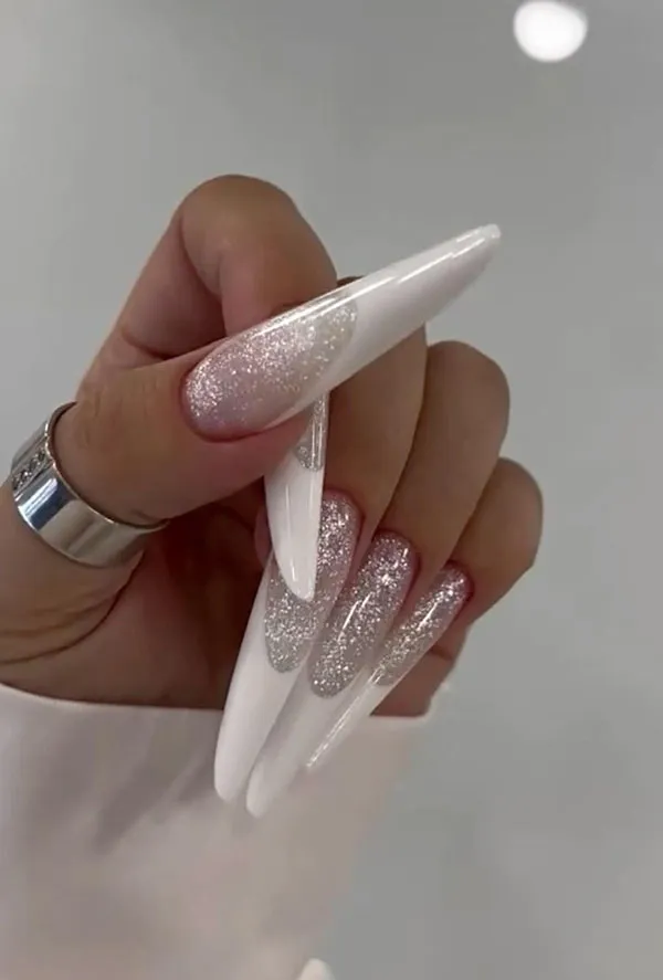35 مدل ناخن فرنچ شیک سفید دخترونه؛ سادگی که همیشه لاکچری دیده میشه ! 34 Stylish white French nails 28