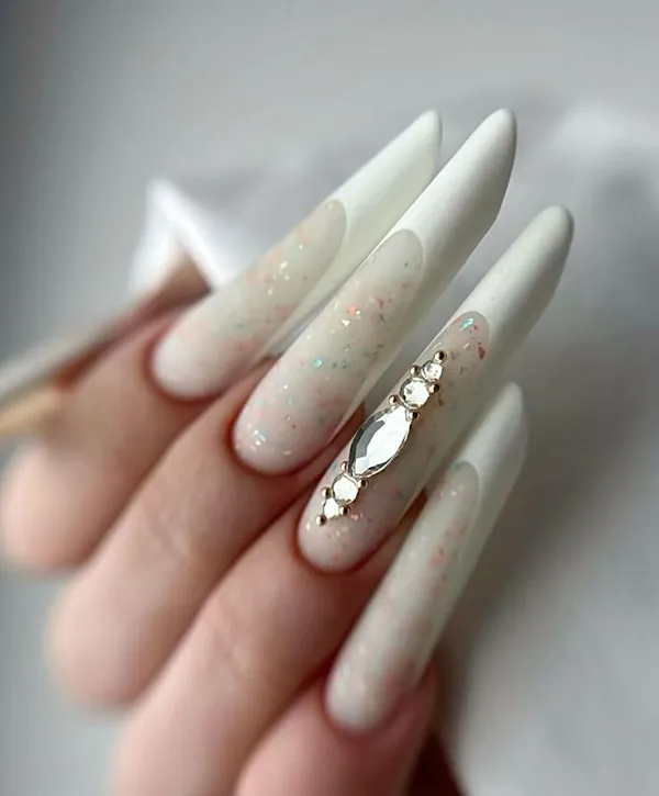 35 مدل ناخن فرنچ شیک سفید دخترونه؛ سادگی که همیشه لاکچری دیده میشه ! 33 Stylish white French nails 29