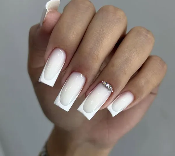 35 مدل ناخن فرنچ شیک سفید دخترونه؛ سادگی که همیشه لاکچری دیده میشه ! 6 Stylish white French nails 3