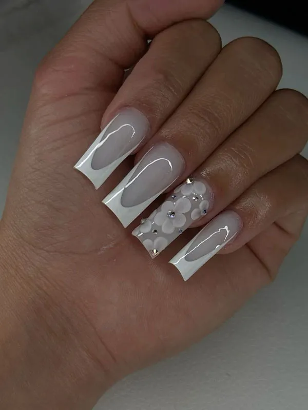 35 مدل ناخن فرنچ شیک سفید دخترونه؛ سادگی که همیشه لاکچری دیده میشه ! 8 Stylish white French nails 4