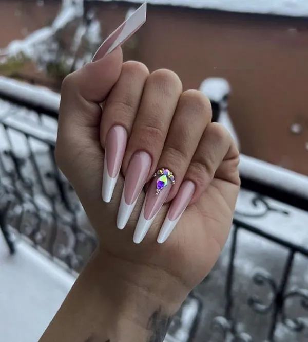 35 مدل ناخن فرنچ شیک سفید دخترونه؛ سادگی که همیشه لاکچری دیده میشه ! 7 Stylish white French nails 5