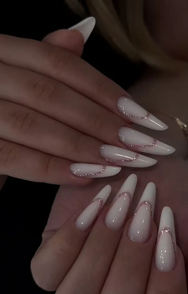 35 مدل ناخن فرنچ شیک سفید دخترونه؛ سادگی که همیشه لاکچری دیده میشه ! 12 Stylish white French nails 8