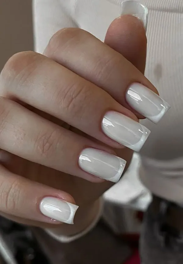 35 مدل ناخن فرنچ شیک سفید دخترونه؛ سادگی که همیشه لاکچری دیده میشه ! 13 Stylish white French nails 9